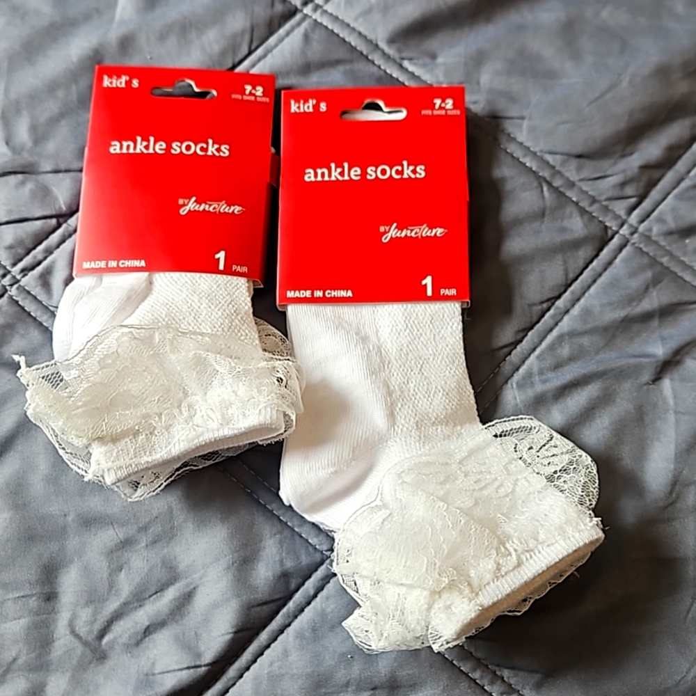 Kids white ankle socks fits size 7-2 shoe size